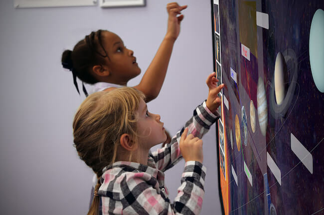 Apollo AIP-Android 13 INTQ Series Interactive Flat Panel feature